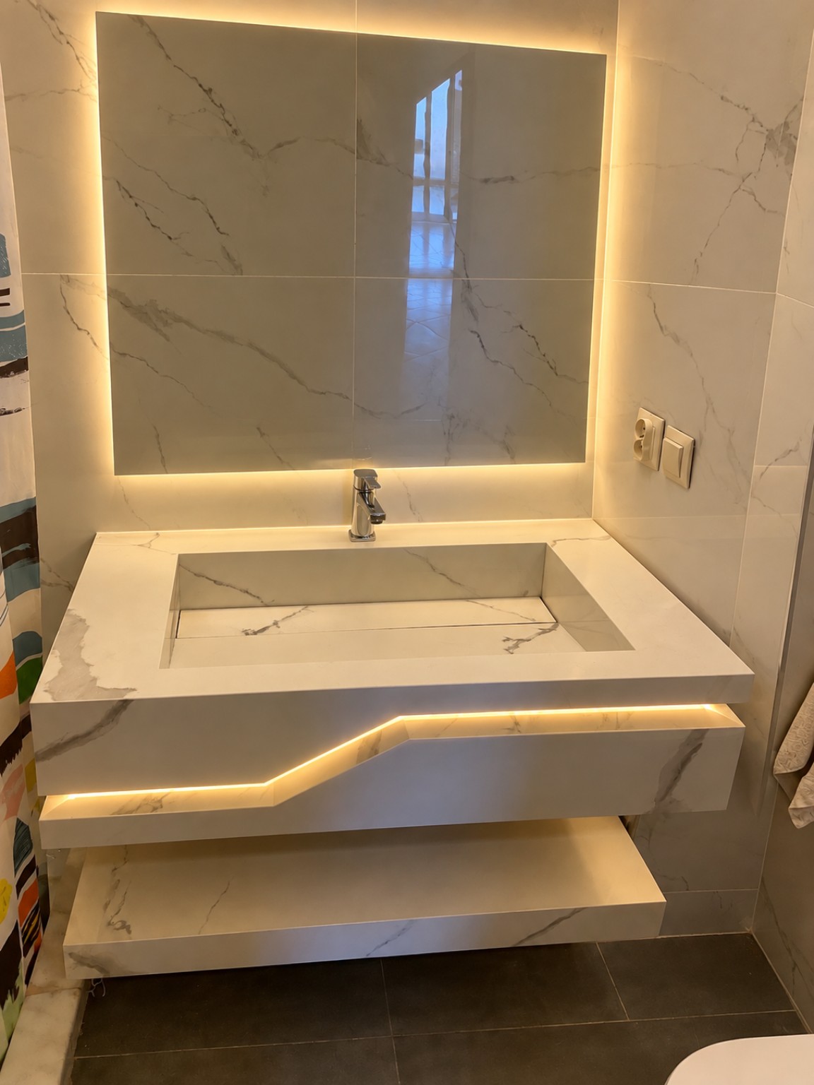 Vasque blanche avec miroir lumineux LED — Zohair Décoration Marbre