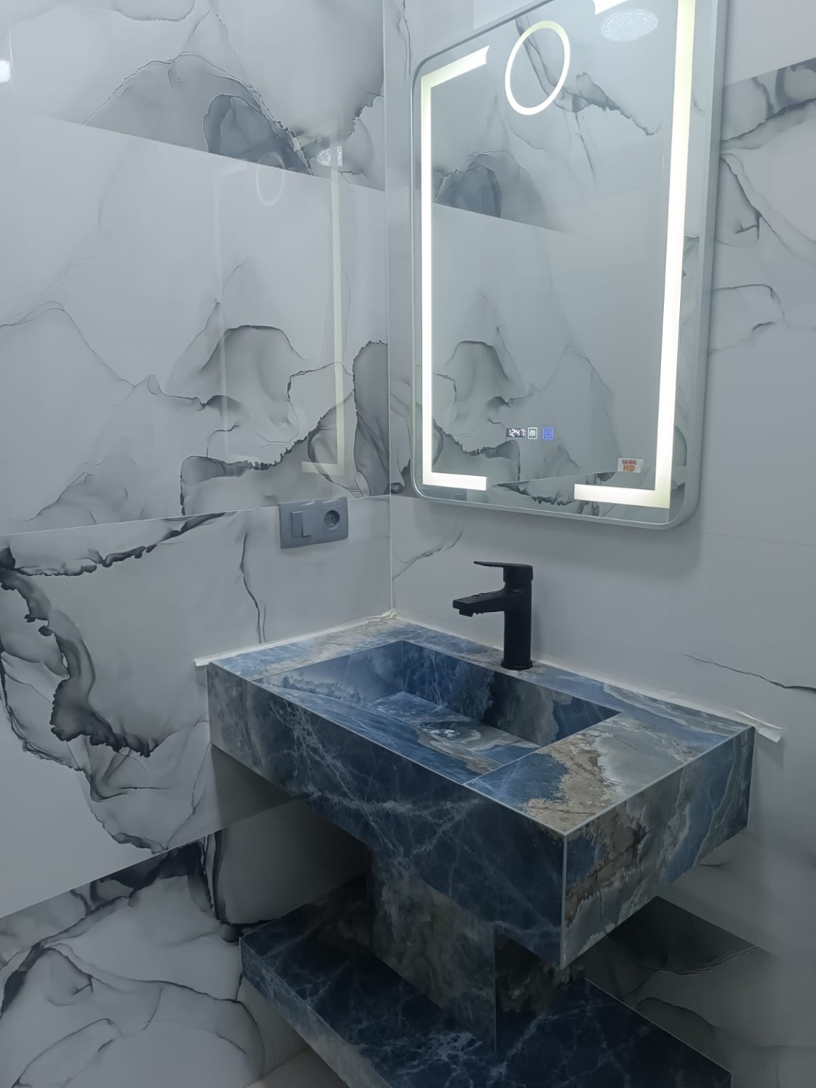 Vasque bleue effet pierre
