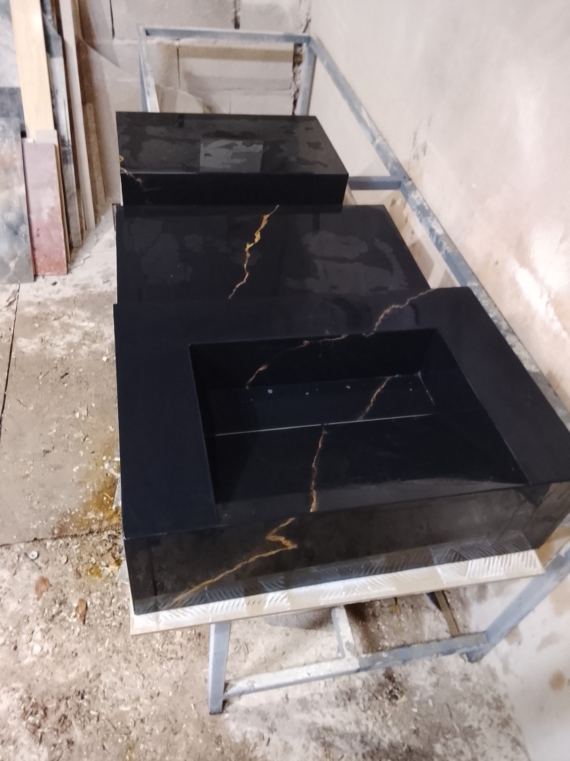 Vasque noire avec veinage doré